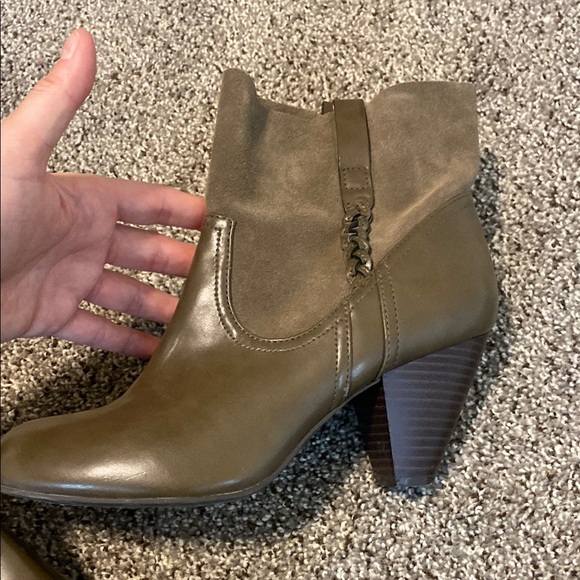 Jessica Simpson Green Ankle Booties with Chelsea Design - Picture 7 of 10